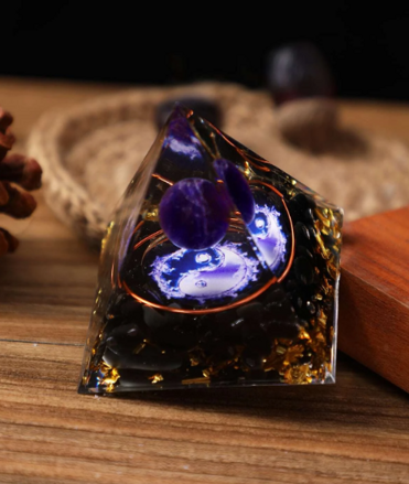 Orgonitová pyramida ametyst a onyx - jing jang