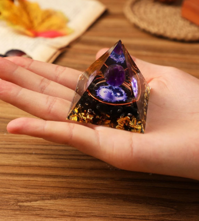 Orgonitová pyramida ametyst a onyx - jing jang
