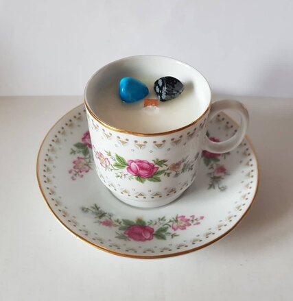 Sójová svíčka šálek zdobený růžičkou a zlatým lemem s podšálkem  - čínský porcelán