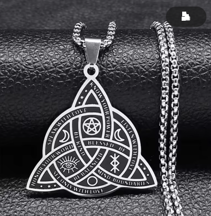 Amulet triquetra s nápisy